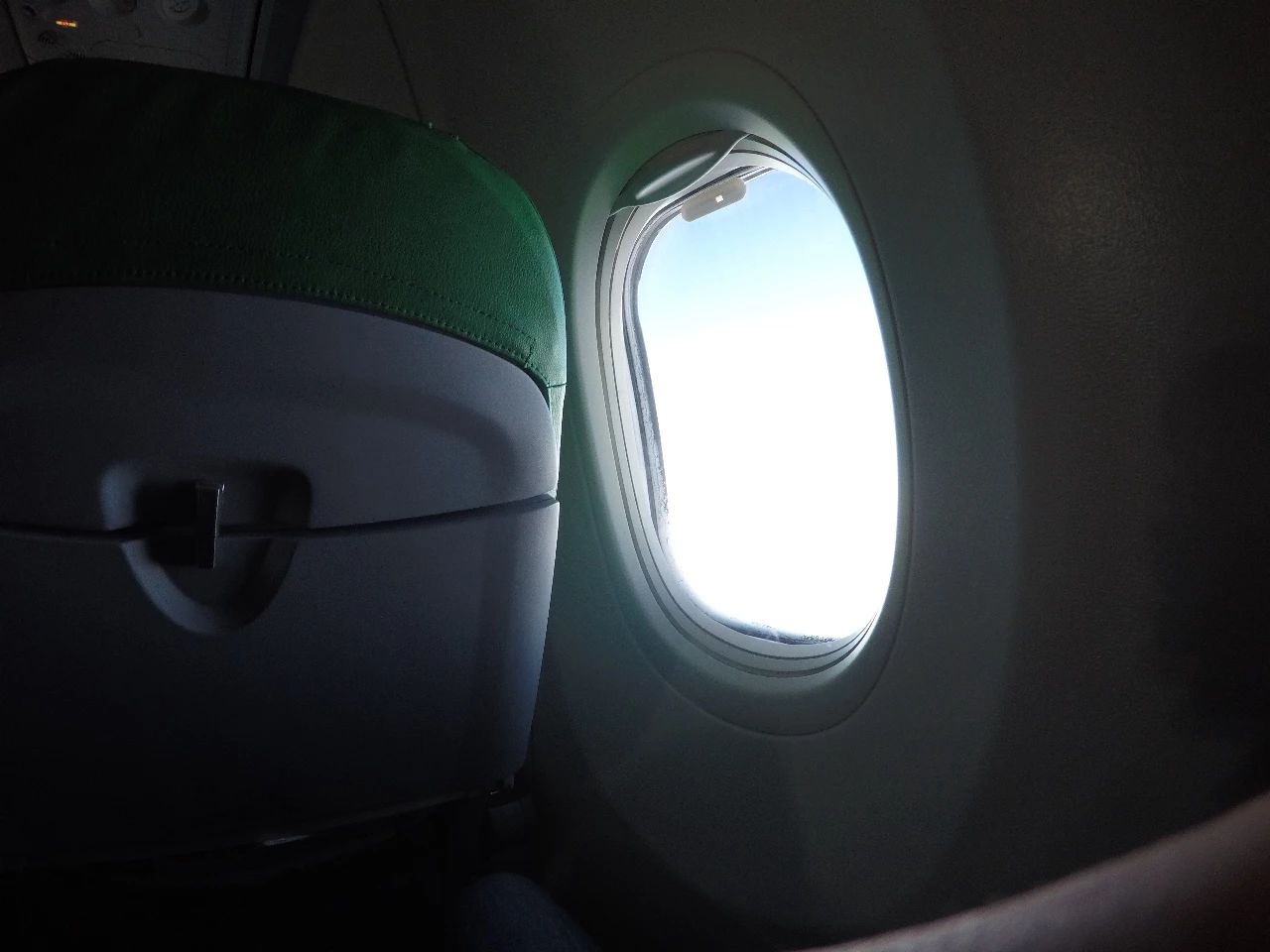 飛機舷窗為什么會那么?。吭瓉砗徒Y構、材料有關